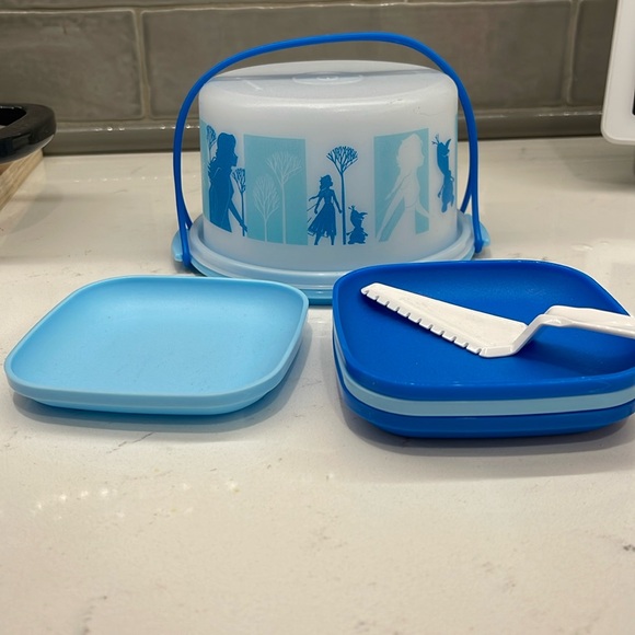 New Tupperware Frozen 2 Cake Serving Set - Picture 1 of 6